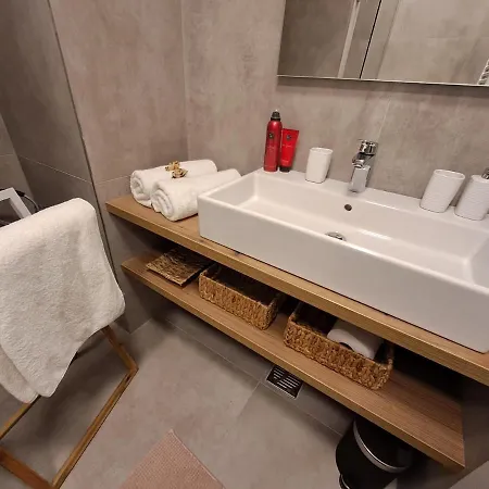 Anya Apartma *